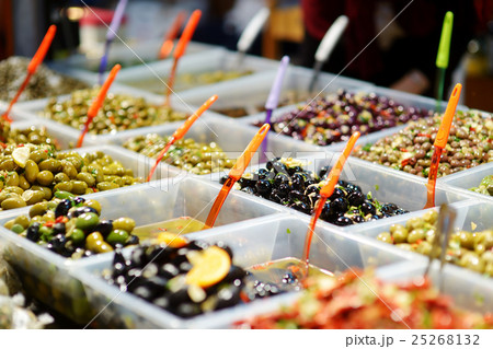 Assorted olives on farmer's market in Italy 25268132