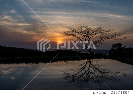 山里の夕景 25271804