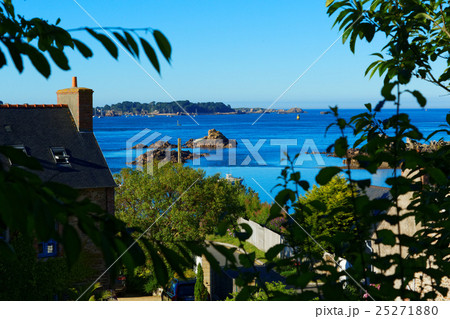 夕暮れのブルターニュの海岸よりブレア島を望む 25271880