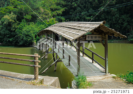 屋根付き橋(愛媛県内子町石畳 弓削神社の橋) 屋根付き橋(愛媛県内子町石畳 弓削神社の橋) 25271971