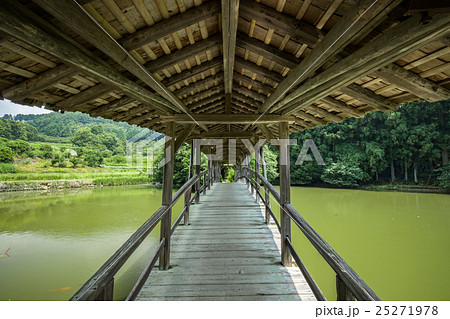 屋根付き橋 愛媛県内子町石畳 弓削神社の橋 の写真素材