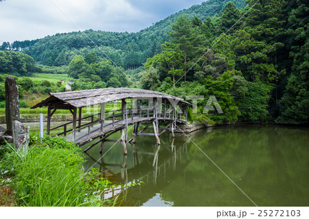 屋根付き橋 愛媛県内子町石畳 弓削神社の橋 の写真素材