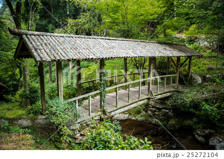 屋根付き橋（愛媛県内子町石畳　弓削神社の橋） 25272104