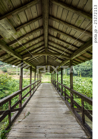 屋根付き橋（愛媛県内子町石畳　弓削神社の橋） 25272113