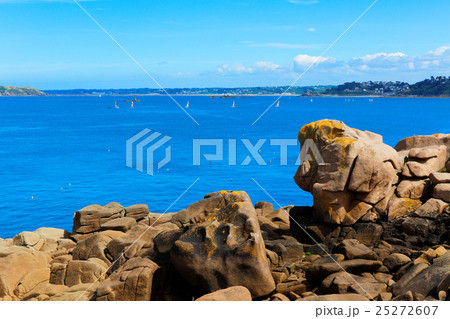 ブルターニュ地方のプルマナックのバラ色の花崗岩の海岸 25272607
