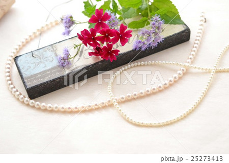 花と真珠のネックレス 25273413