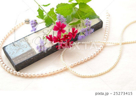 花と真珠のネックレス 25273415