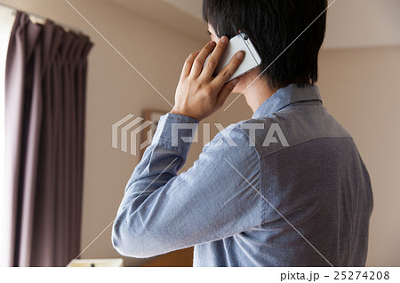 ケータイで説明する男性 ケータイで説明する男性 25274208