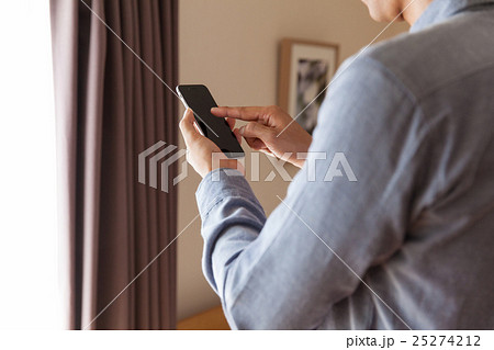 スマホを使う男性 25274212