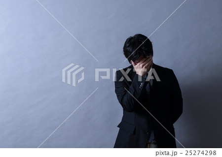 借金に悩む男性の写真素材
