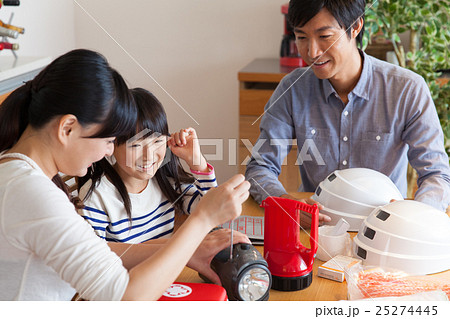 防災グッズと家族 25274445