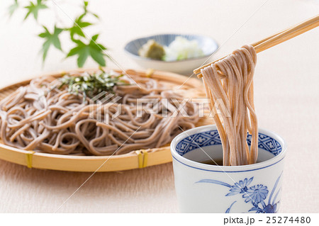 ざるそばを食べる ざるそばを食べる 25274480