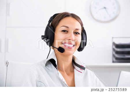 Woman talking with customer Woman talking with customer 25275589