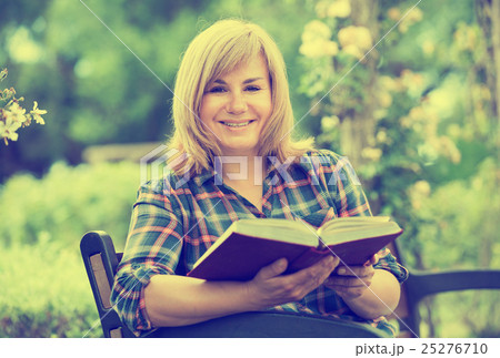 woman book bench 25276710