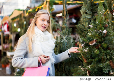 girl chooses a Christmas tree 25277133