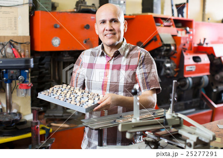 worker making nameboard 25277291