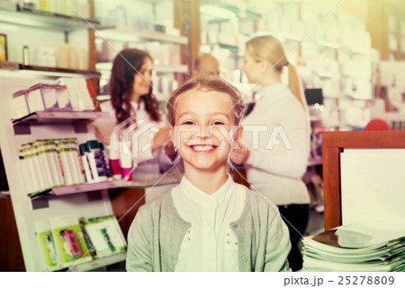 Little glad girl in the pharmacy with parents and pharmacist Little glad girl in the pharmacy with parents and pharmacist 25278809