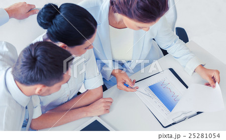 business team having discussion in office 25281054