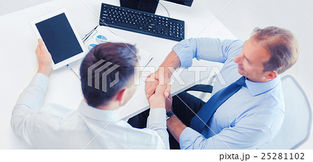 businessmen shaking hands in office 25281102