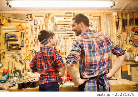 happy father and little son workshop 25281876