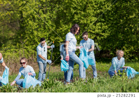 volunteers with garbage bags cleaning park area volunteers with garbage bags cleaning park area 25282291