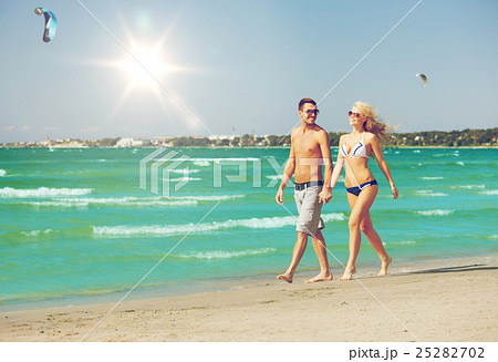 couple walking on the beach 25282702