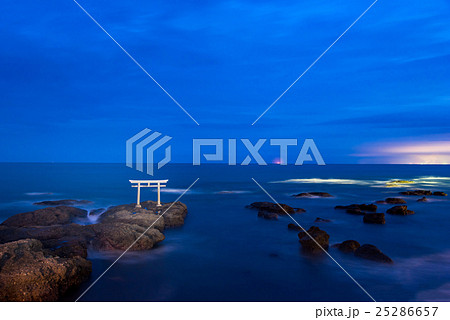 茨城　海岸に立つ大洗磯前神社の鳥居 25286657