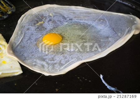 cooking Southern flat bread /egg on pan 25287169