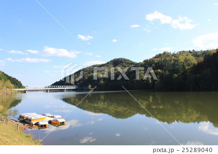 ダム湖に写る山 25289040
