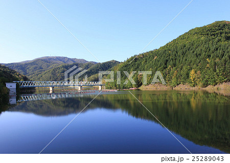 初秋のダム湖 25289043