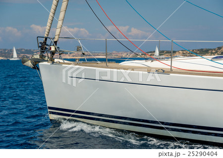 Sailing yacht under the engine, bow close view. 25290404