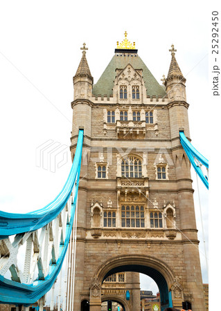 london tower in   and the cloudy sky 25292450