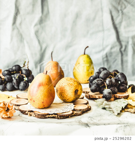 Fresh blue grapes and pears, autumn raw fruits 25296202