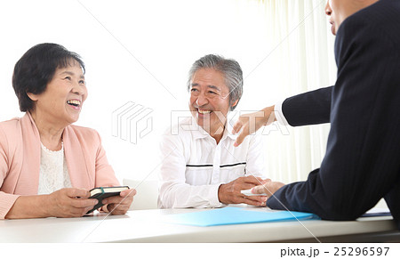 ビジネスマンと話をするシニア夫婦 25296597