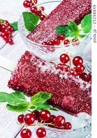 Homemade popsicles with red currant and mint Homemade popsicles with red currant and mint 25298849