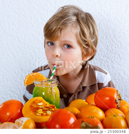 Littlke kid boy drinking healthy smoothie 25300348