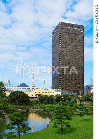 旧芝離宮恩賜庭園と周囲の高層ビル群 25303531