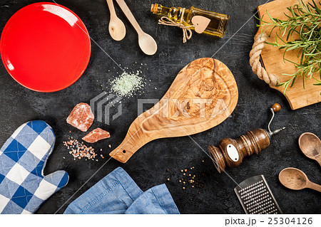 Old wooden cutting board Old wooden cutting board 25304126