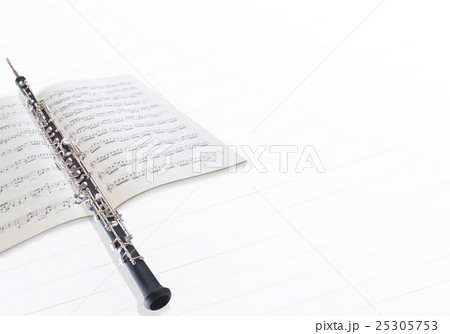 オーボエと譜面 オーボエと譜面 25305753