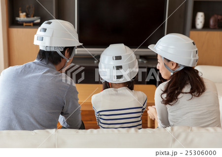 災害情報を見る家族 25306000