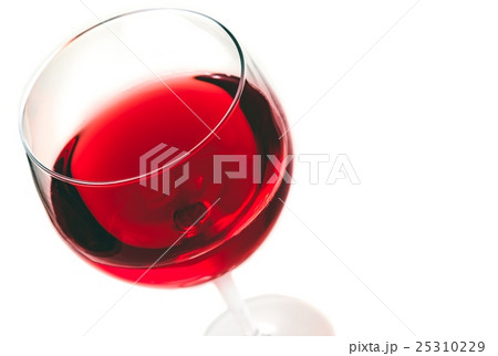red wine in the glass isolated 25310229