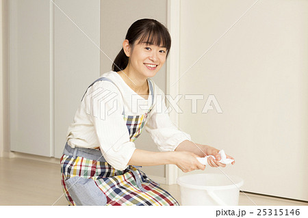 ぞうきんを絞る主婦 ぞうきんを絞る主婦 25315146