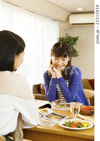 女子会　ルームシェア　女性　友達　シェアハウス　友人　仲良し　ルームメイト 25315659