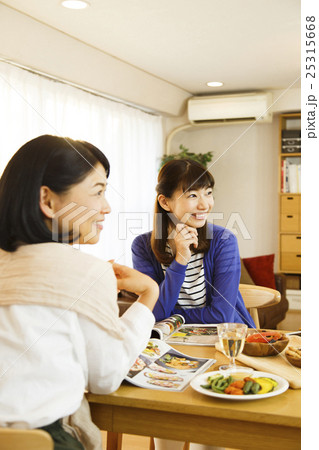 女子会　ルームシェア　女性　友達　シェアハウス　友人　仲良し　ルームメイト 25315668