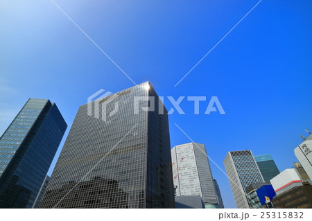 大阪駅前の高層ビル群 25315832