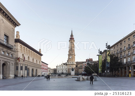 ラ・セオを正面に見る夕暮れのピラール広場風景 25316123