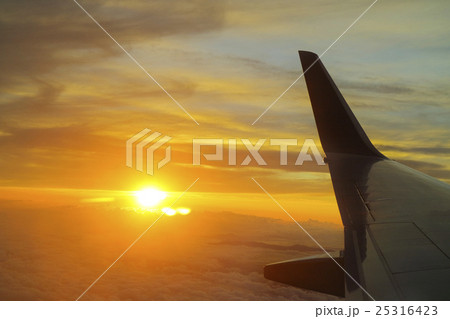 飛行機から見る夕焼けの写真素材