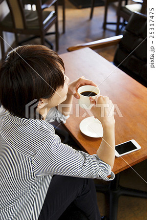 カフェ 女性 若い女性 スマートフォン ノマドカフェ お客 カジュアルビジネス ビジネスウーマン カフェ 女性 若い女性 スマートフォン ノマドカフェ お客 カジュアルビジネス ビジネスウーマン 25317475