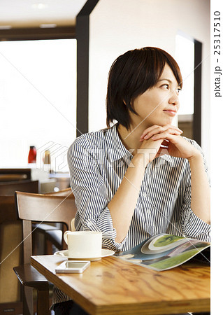 カフェ 女性 若い女性 読書 ノマドカフェ お客 カジュアルビジネス ビジネスウーマンの写真素材