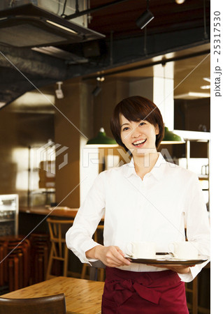 カフェ ウエイトレス 女性 人物 笑顔 ウェイトレス アルバイト カフェ ウエイトレス 女性 人物 笑顔 ウェイトレス アルバイト 25317530
